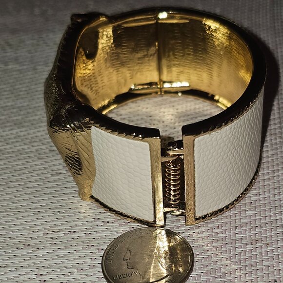 NWOT Gift for a Horse lover gold tone & white fashion bracelet with hinged close - Picture 8 of 8